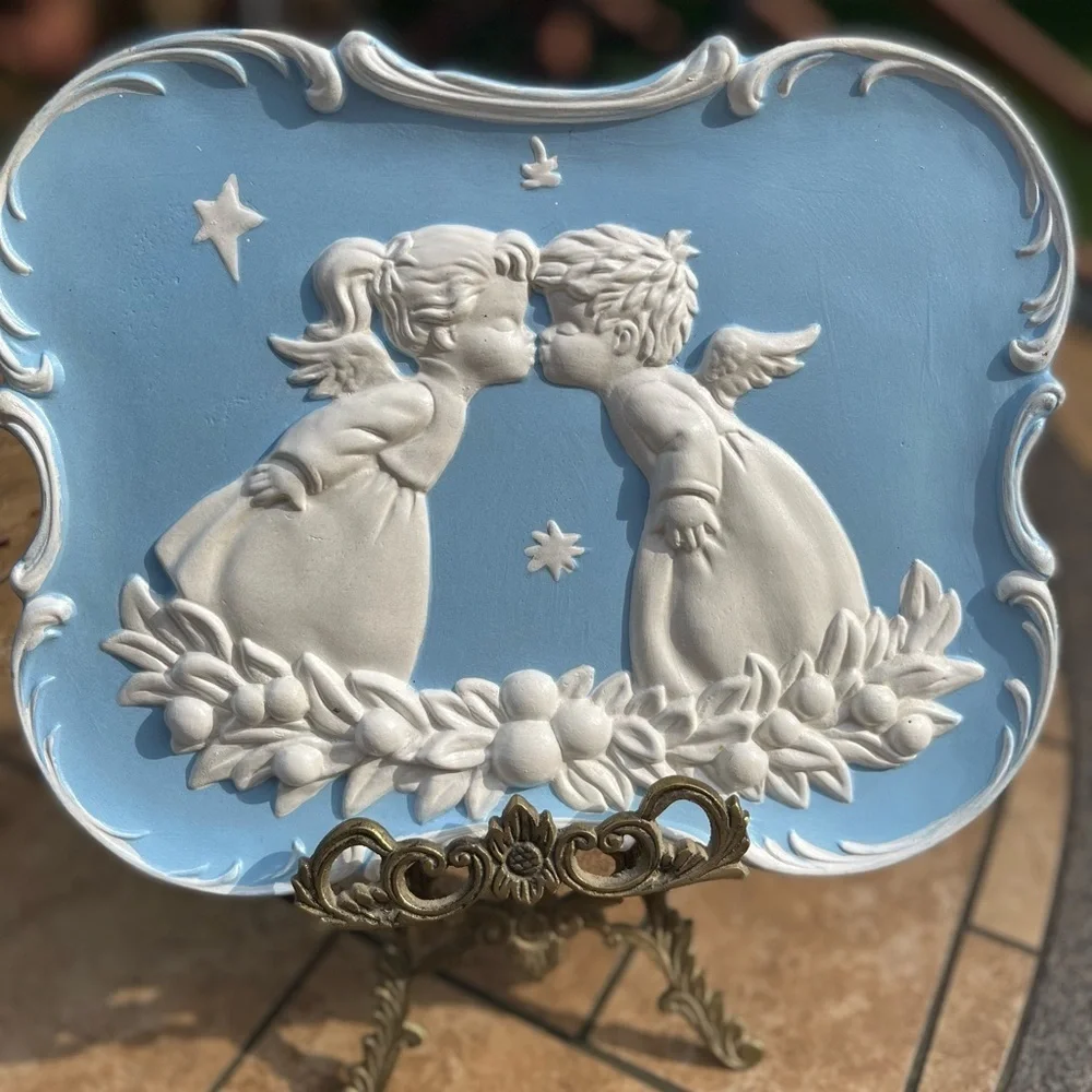 Vintage 3d embossing wall hanging, plague Angeles kissing scene